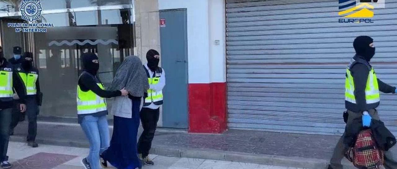 La Policía Nacional detiene a una yihadista en Cullera