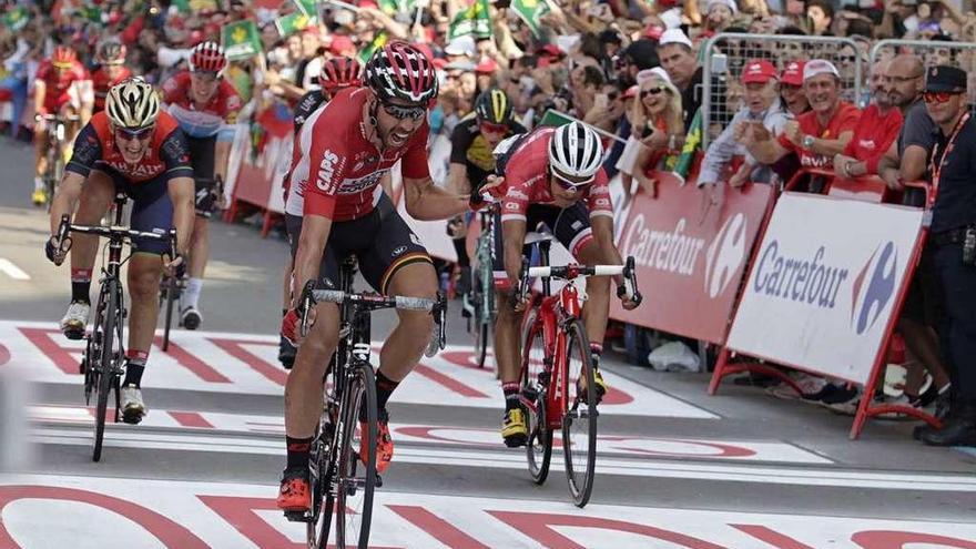 De Gendt celebra su victoria en la meta de Gijón. // Marcos León