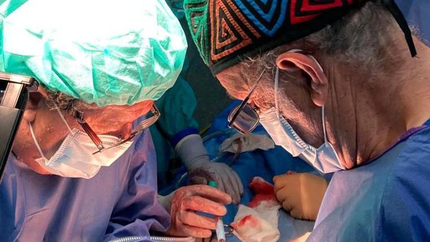 El Hospital General de Elche reúne a 150 traumatólogos en un congreso con talleres de robots quirúrgicos