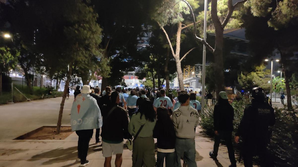 Aficionados celtistas de paseo por el Jardín de la Maternidad