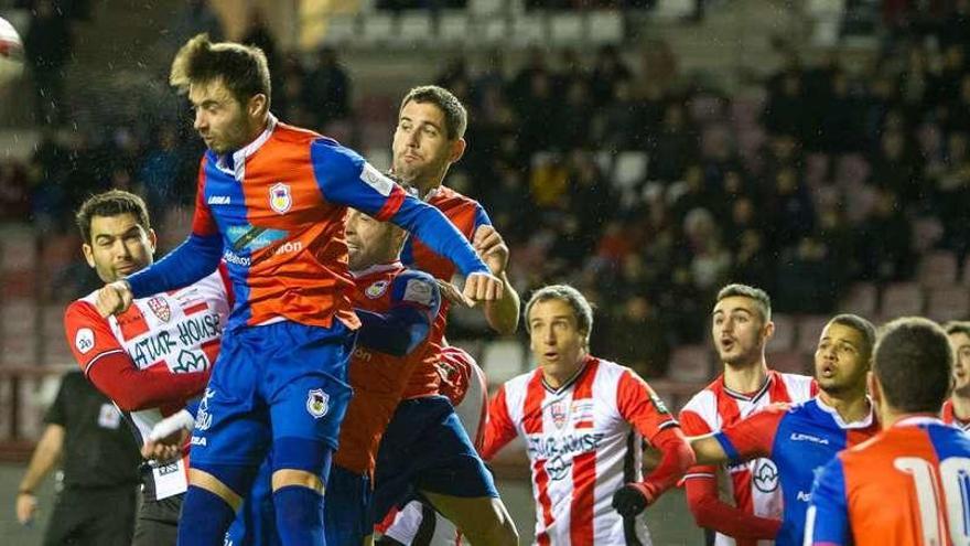 Álvaro Cuello despeja un balón de cabeza.