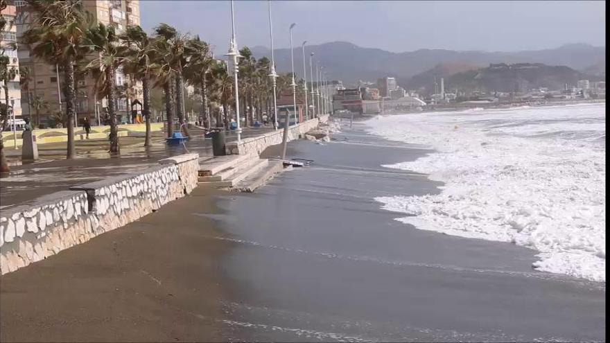 Fuerte oleaje en el paseo marítimo de Huelin