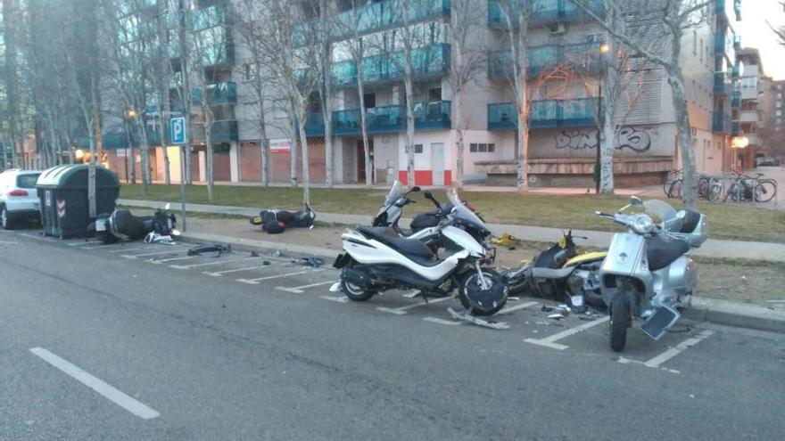 Un conductor ebrio provoca un accidente y daña seis motos en el Actur