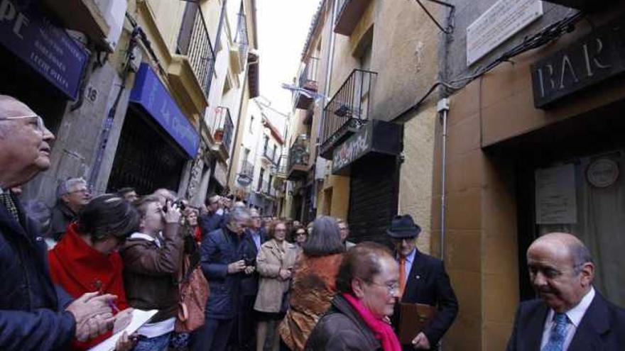 En primer término, la dueña de la casa, María Alegría de Paz, con un pañuelo al cuello y un representante de la Fundación, debajo de la placa.