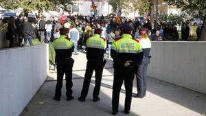 Los Mossos custodian la entrada de los juzgados de Berga, mientras decenas de personas protestan por la detención de la alcaldesa, Montserrat Venturós.