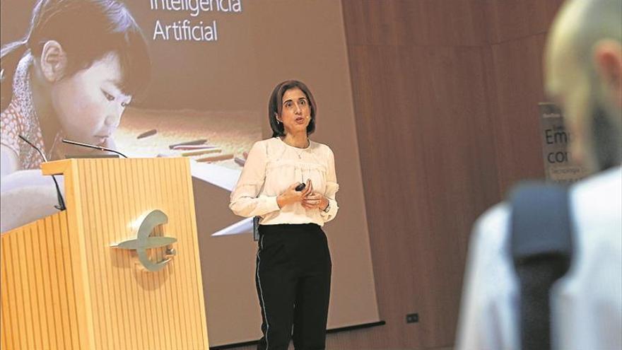 Pilar López: «La inteligencia artificial no sustituye a la humana, la potencia»