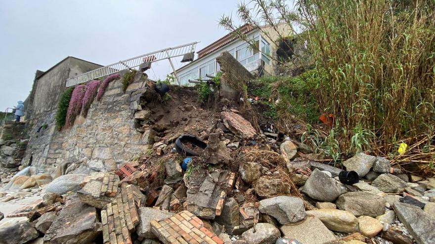 Vecinos de la playa de A Carabuxeira reclaman su regeneración definitiva tras dos derrumbes
