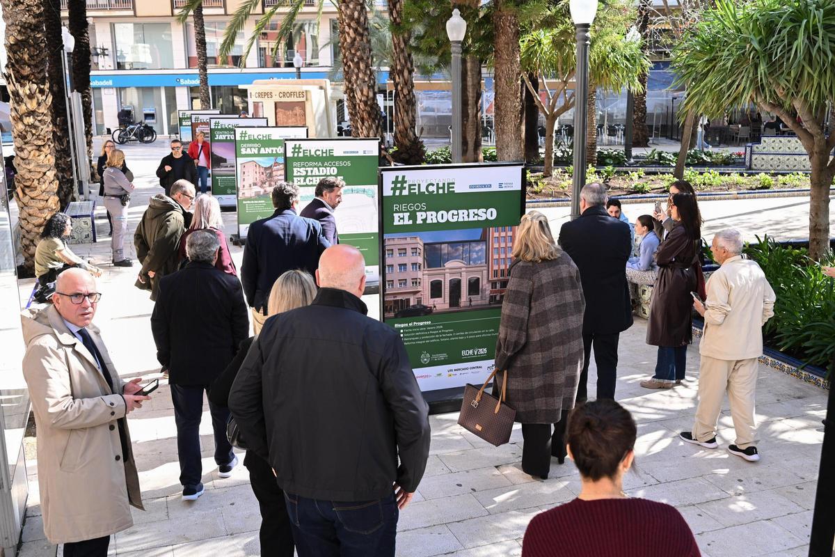 INFORMACIÓN inaugura en la Glorieta la exposición "Proyectando Elche"
