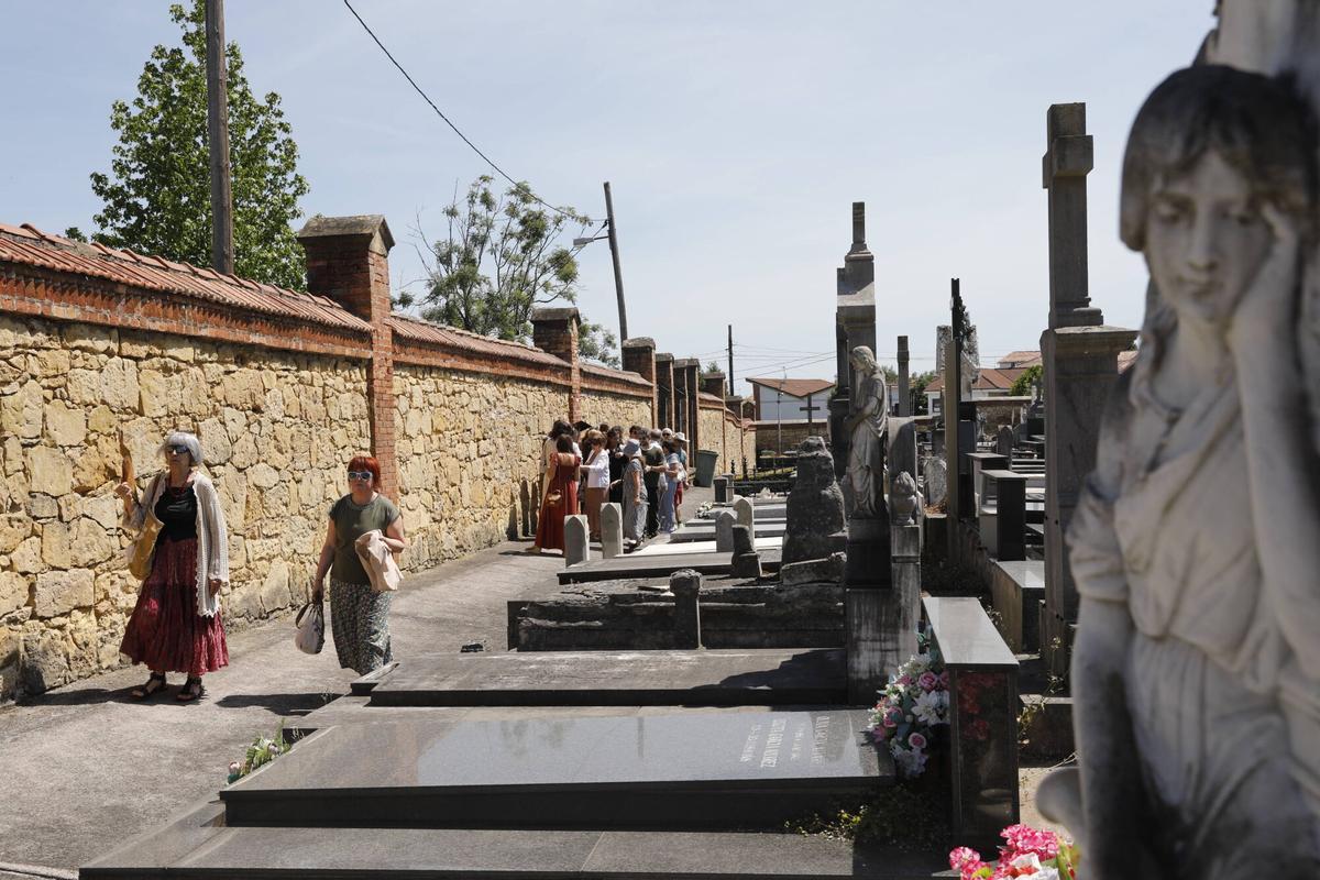 Oviedo. La Entidad Cultural Gaudiosa Asturias rinde homenaje a Leopoldo Alas Clarín en el 125.º aniversario de su fallecimiento en el cementerio de San Salvador