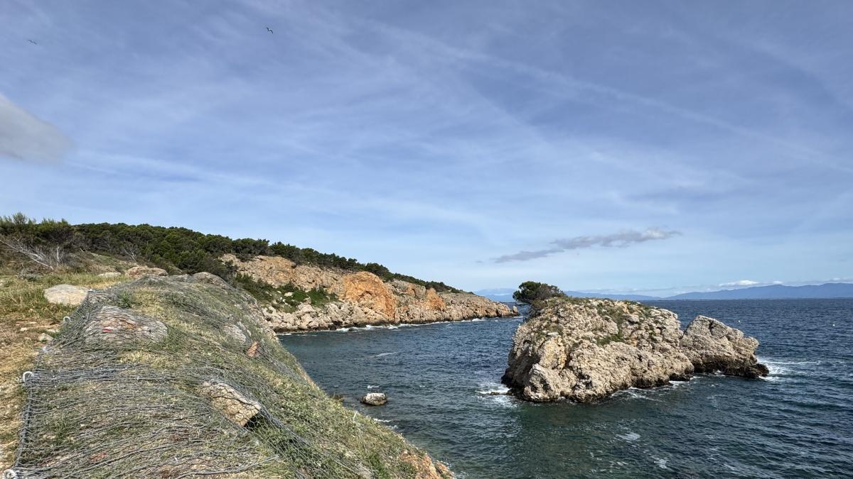 L'Illa Mateua després dels treballs per col·locar les malles al penya-segat.
