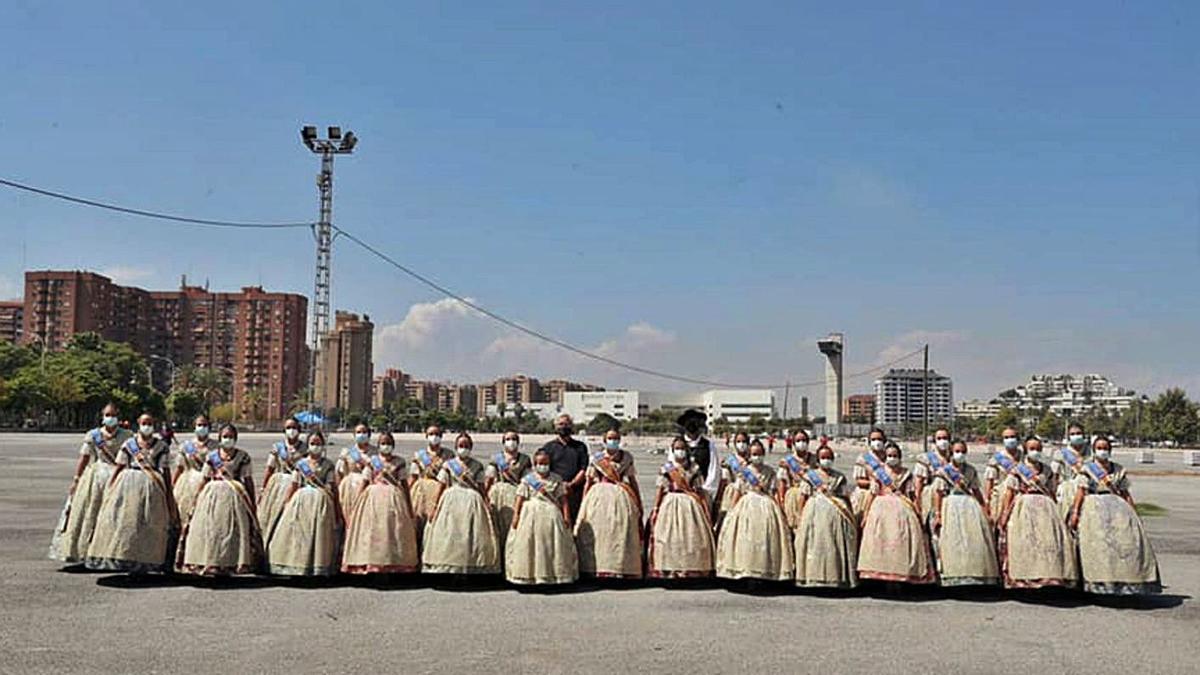 Un grupo de personas asiste a la mascletà con distancias de seguridad. | J.M.LÓPEZ