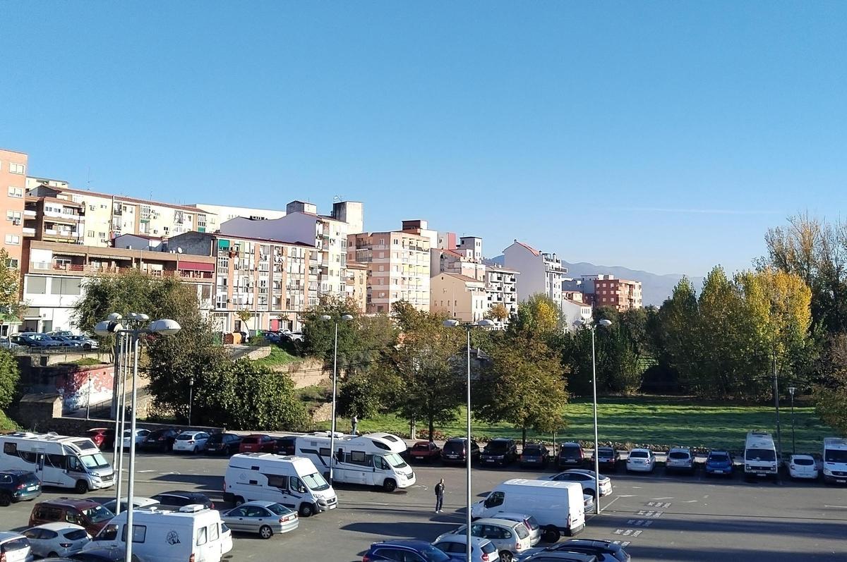 El colegio de las huertas de La Isla, adaptado para evitar una zona inundable.