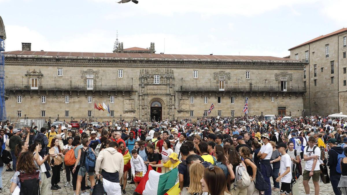 Cientos de peregrinos visitan la praza do Obradoiro, el pasado mes de agosto