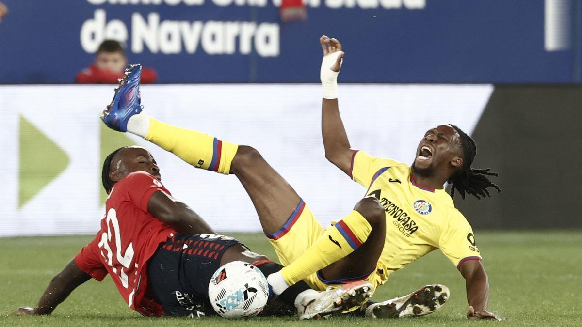 PAMPLONA, 03/10/2025.- El defensa de Osasuna Enzo Boyomo (i) pelea un balón con Yvan Neyou, del Getafe, durante el partido de LaLiga de fútbol que CA Osasuna y Getafe CF disputan este viernes en el estadio de El Sadar, en Pamplona. EFE/Jesús Diges