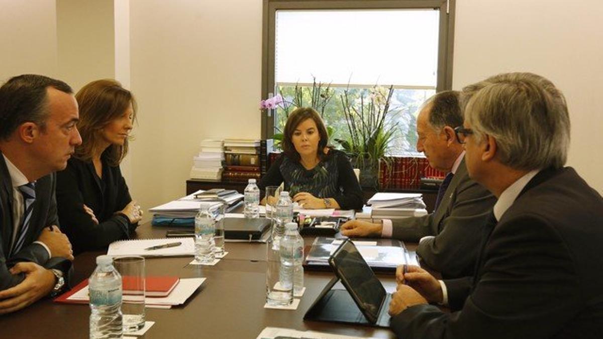 La vicepresidenta del Gobierno, Soraya Sáenz de Santamaría, preside la reunión sobre la situación tras los atentados de París.