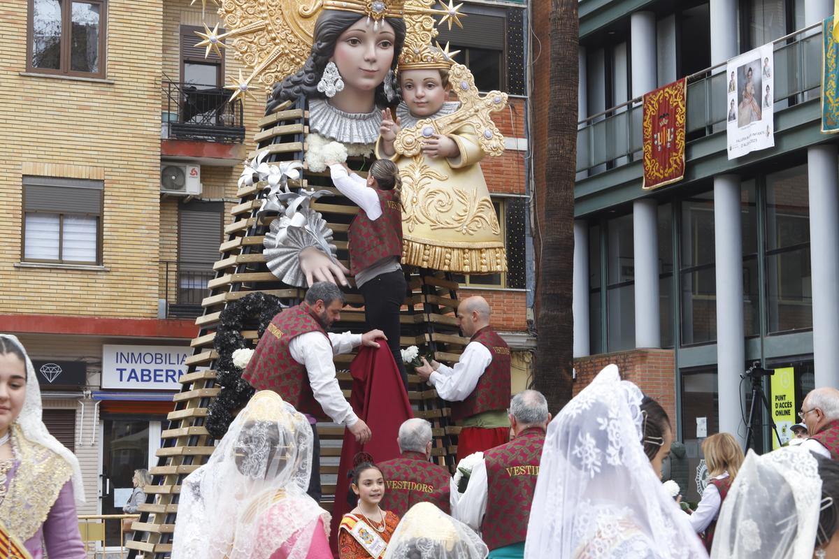Vestidores de la virgen en la ofrenda de Aldaia.
