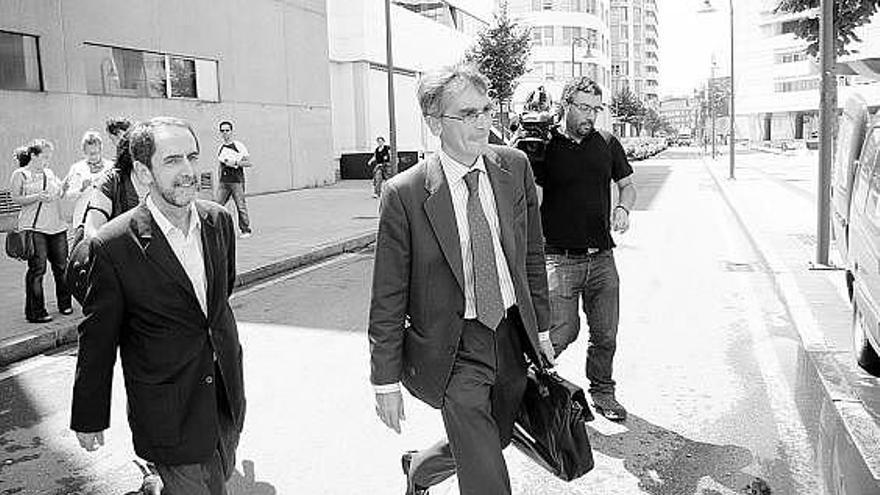 Ovidio Blanco, saliendo del Palacio de Justicia de Poniente, junto a su abogado Luis Tuero.