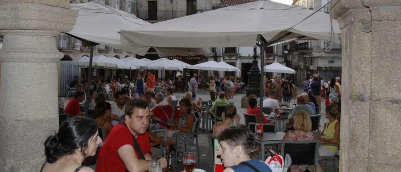 Estampa habitual de los días de calor en la Plaza de la Constitución con las terrazas llenas. // J. Lores