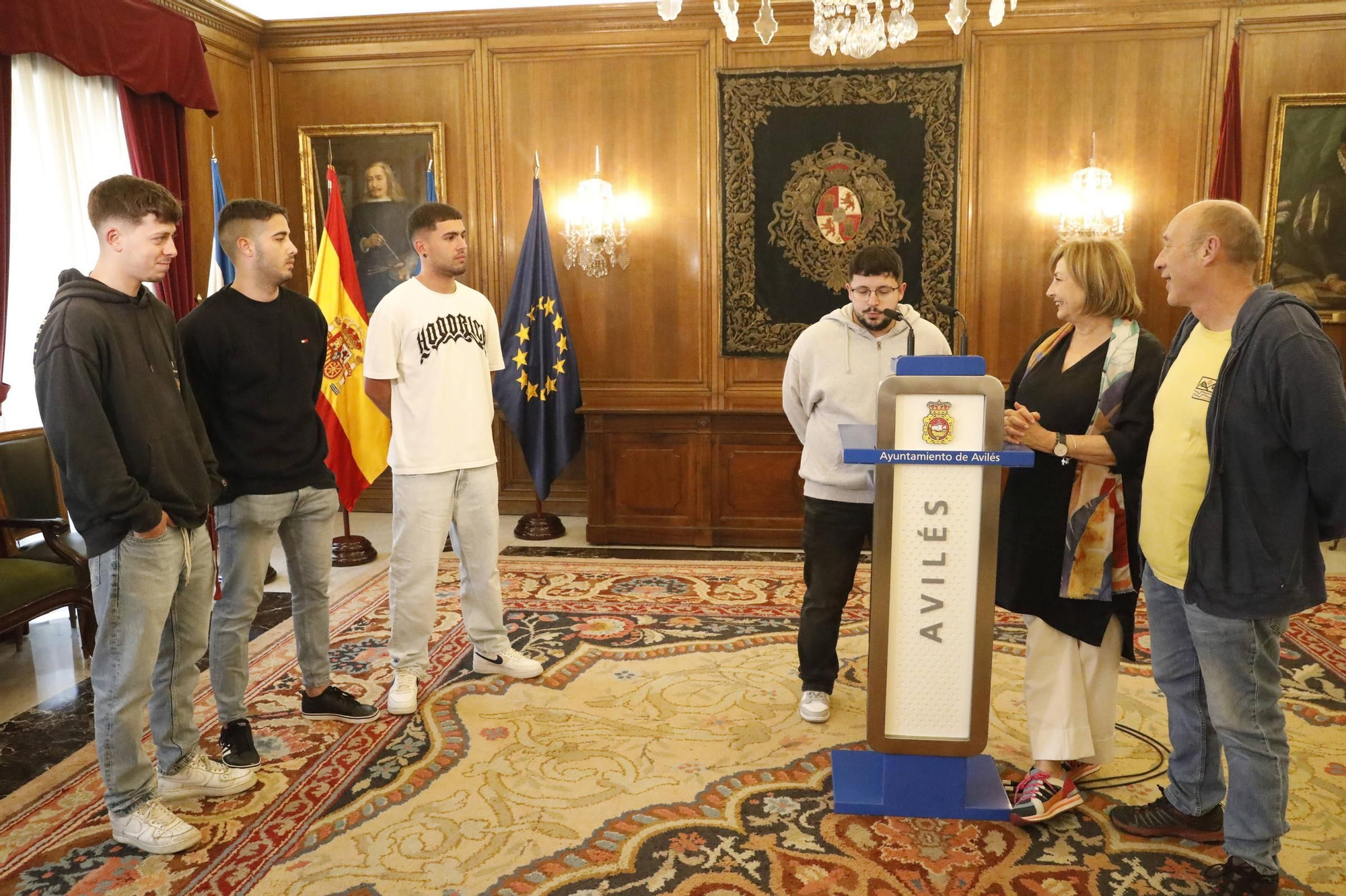 EN IMÁGENES: Así fue la recepción del Ayuntamiento de Avilés a los cuatro jóvenes héroes que alertaron a los vecinos de un edificio en llamas