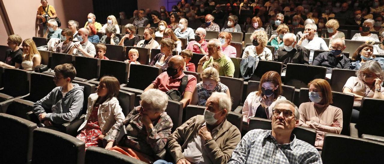 El Teatre de Bescanó va exhaurir ahir les localitats per la sessió del film «Alcarràs». | ANIOL RESCLOSA