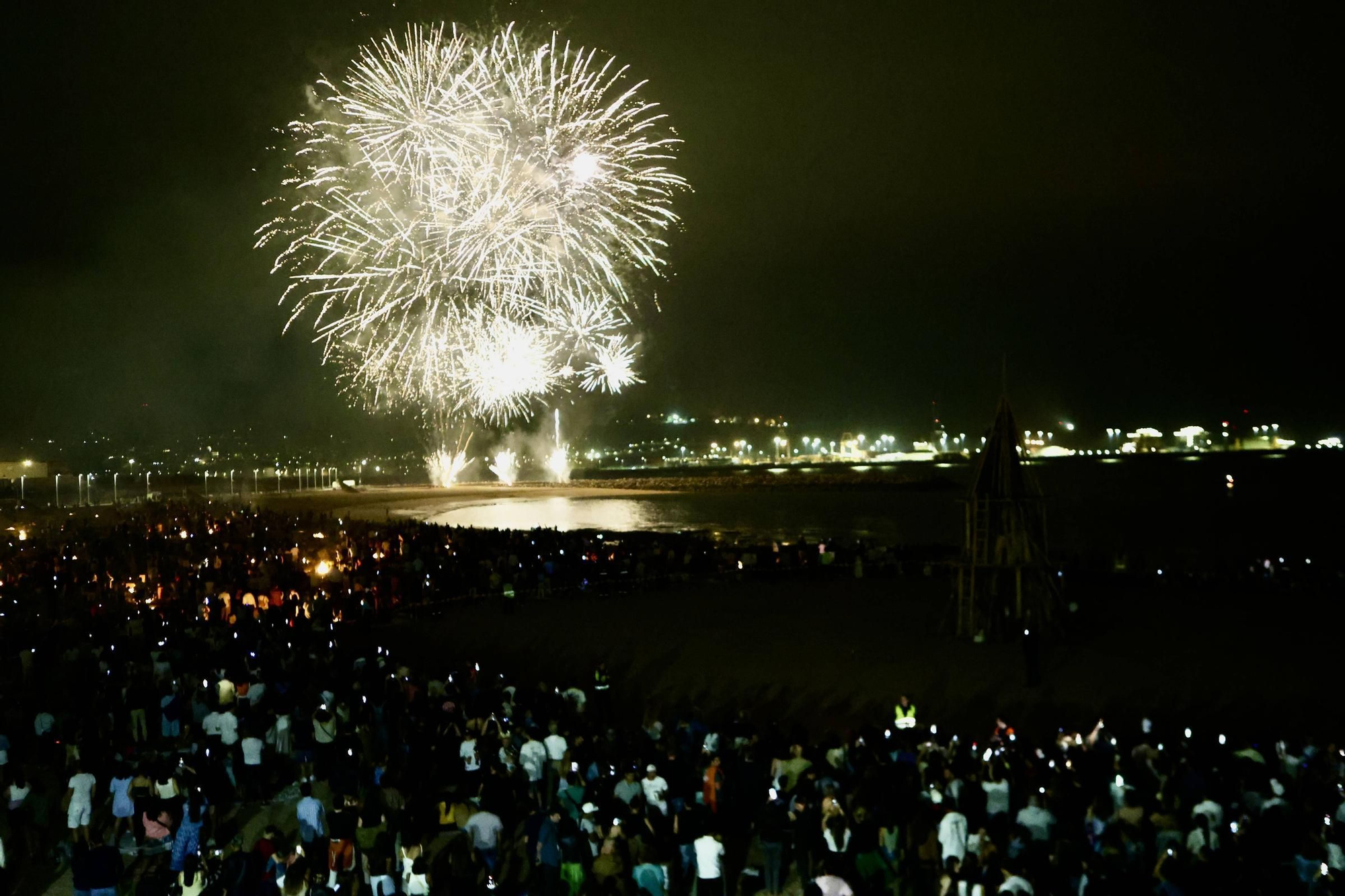 Fuegos artificiales, música, flores, hoguera... la celebración de San Juan en Gijón, en imágenes