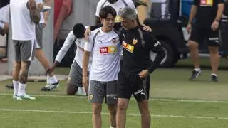 La foto del día del Valencia CF en Paterna: Aguirre pide paciencia a Ryunosuke Sato
