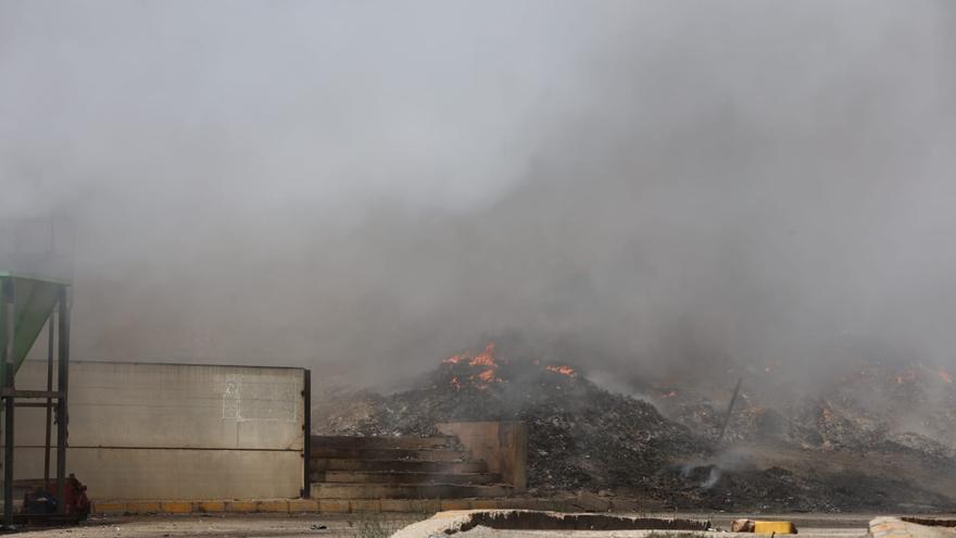 La planta de residuos de Requena sigue con el fuego iniciado el lunes