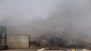La planta de residuos de Requena sigue con el fuego iniciado el lunes
