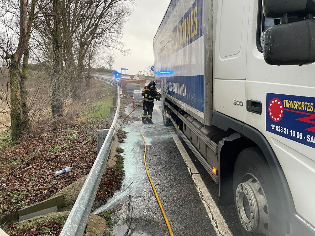 Actuacion de los bomberos en la autovía A-6.