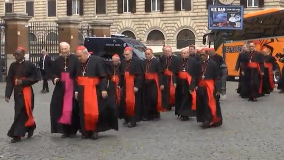 Los cardenales se reúnen en congregación general para preparar el cónclave