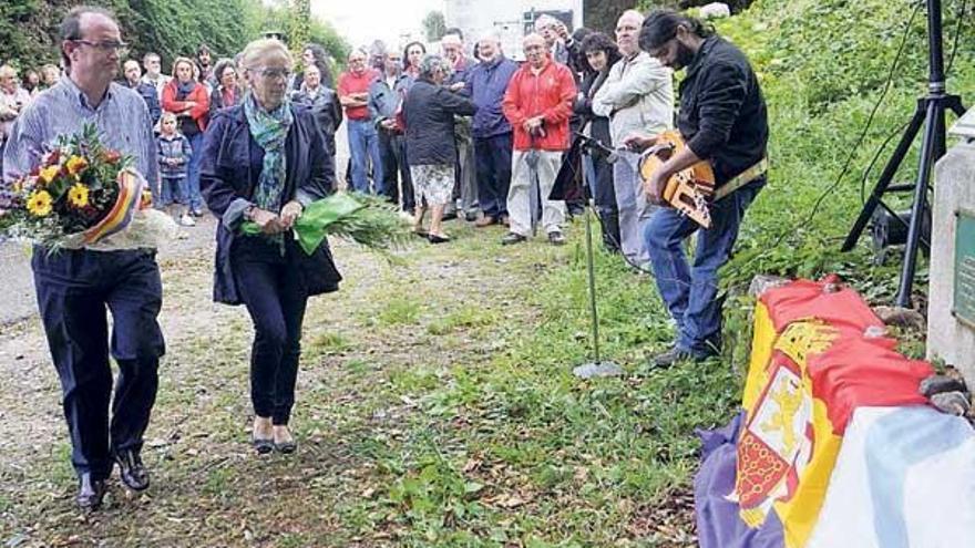 Colocación de ramos de flores en el monolito en honor a las víctimas del franquismo.  // Noé Parga