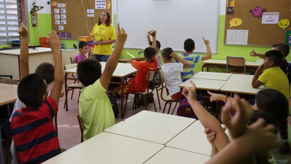 Una maestra con su clase de primaria en un colegio de Badalona.