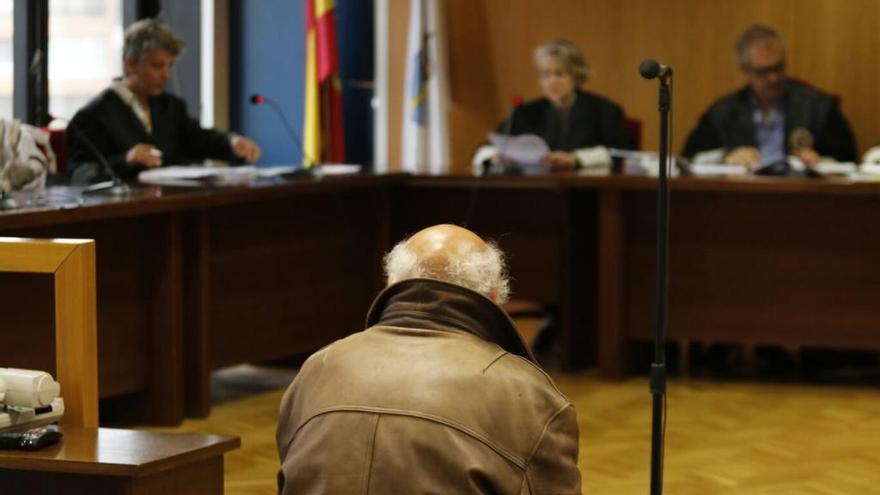 El acusado, esta mañana, en los juzgados de Vigo. // A. Villar