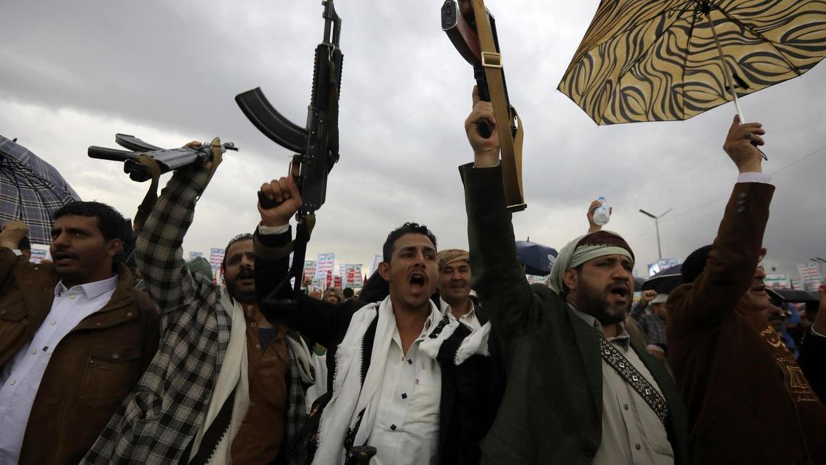 Protesten la capital de Yemen, Saná, contra la designación de los hutíes como organización terrorista por parte de EEUU, este viernes. /