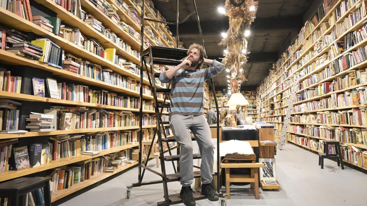 La librería de A Coruña con 100.000 libros y un kilómetro de estantes: "Llegan hasta el techo"