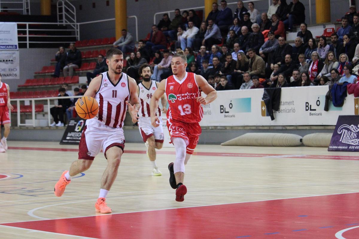 Antony Libroia, máximo anotador del Benicarló con 18 puntos,  intenta  frenar al jugador del Bisbal Bàsquet.