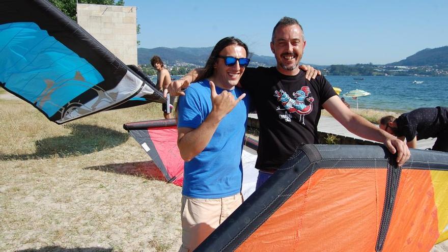 Cristóbal Infante e Iván Casal, ayer, con sus &#039;kites&#039; en Cesantes // A.P.