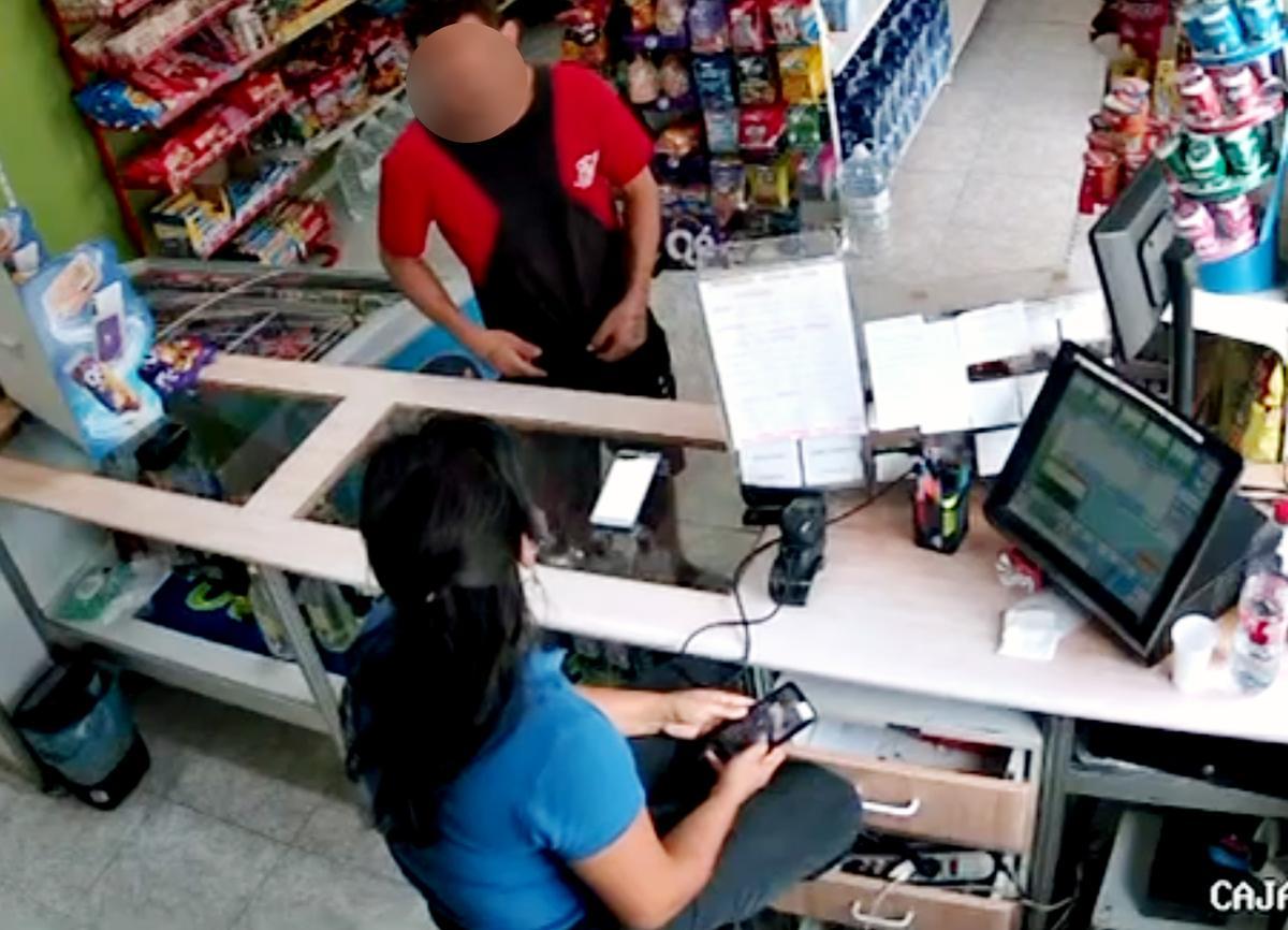 Imágenes captadas por la cámara de vigilancia de la gasolinera.