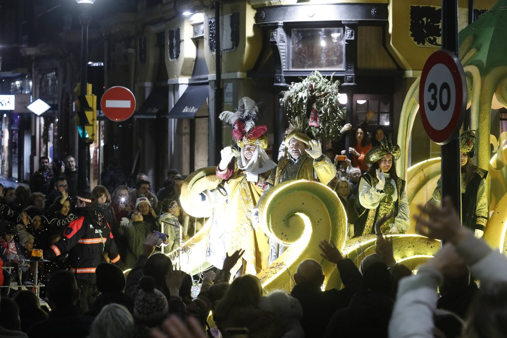 En imágenes: Así fue la cabalgata de Reyes en Gijón