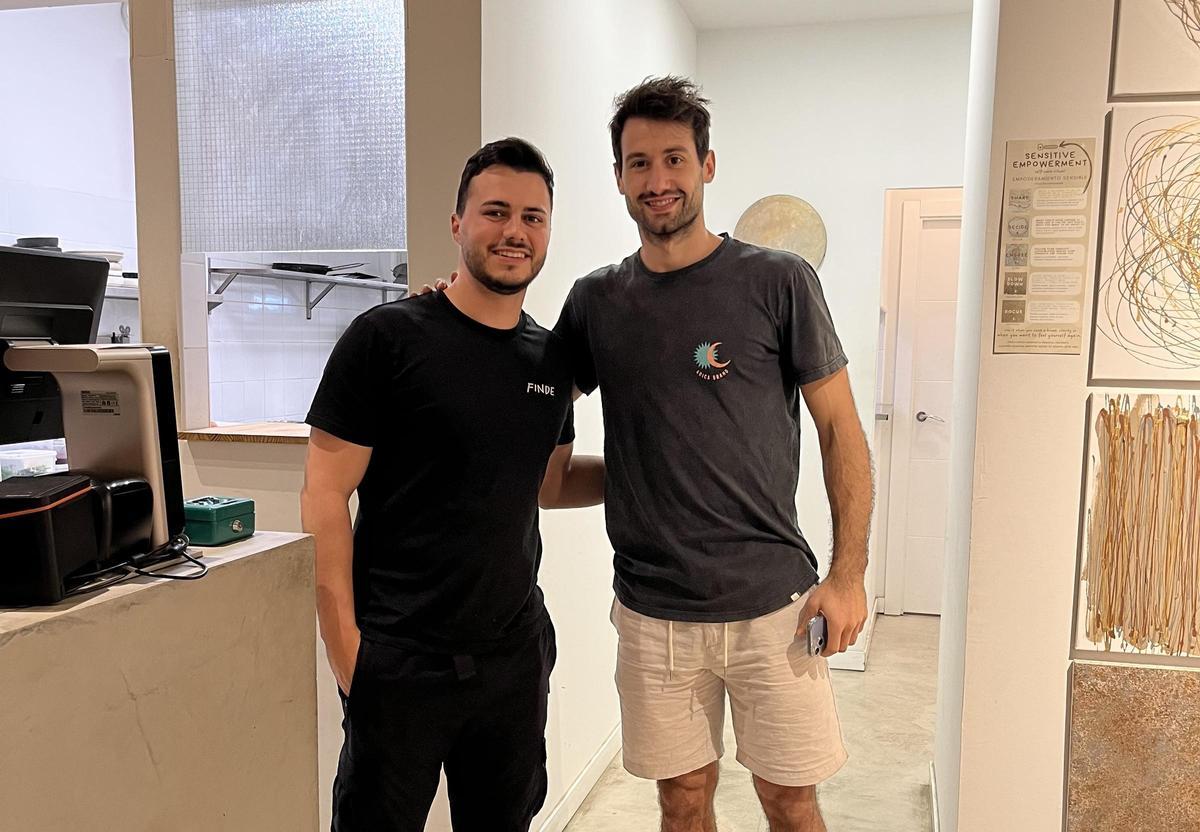 Bruno Fitipaldo, jugador de La Laguna Tenerife, junto al jefe de sala de Finde Café