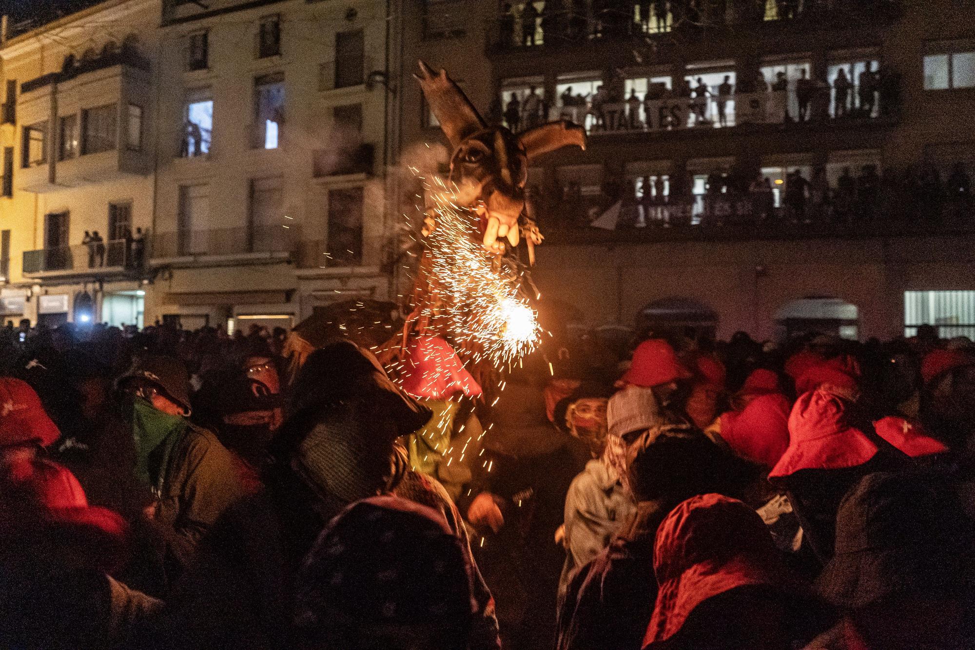 Un Correfoc multitudinari omple de pólvora i gresca el centre històric de Manresa