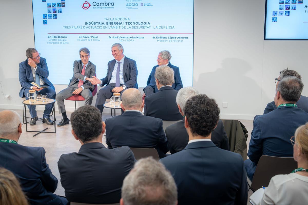 Mesa redonda empresarial sobre industria, energía y tecnología con la participación de Xavier Pujol, de Ficosa; José Vicente de los Mozos, de Indra, y Emiliano López-Achurra, de Petronor.