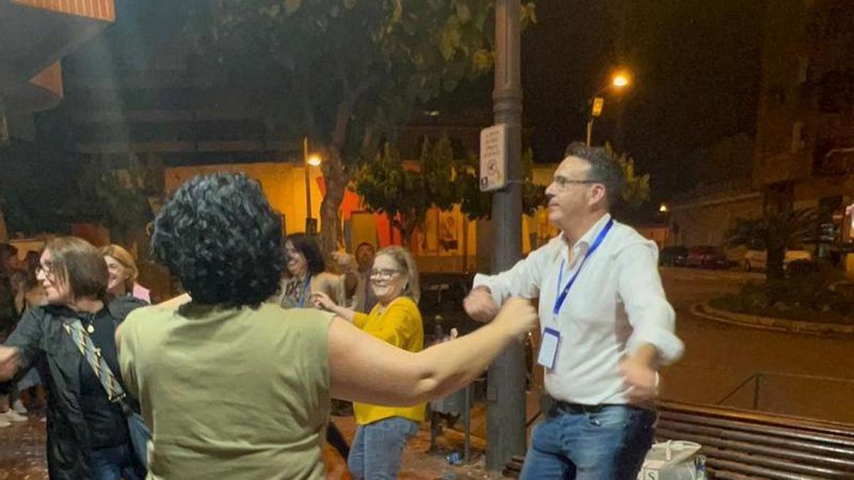 El futuro alcalde de Mutxamel celebra la victoria bailando una jota de Mutxamel