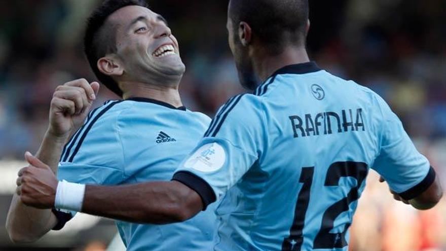 Charles y Rafinha celebran un gol. / RICARDO GROBAS