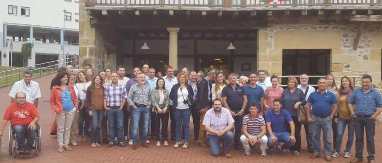 Representantes políticos y técnicos de concellos pontevedreses en la planta navarra de Usurbil.