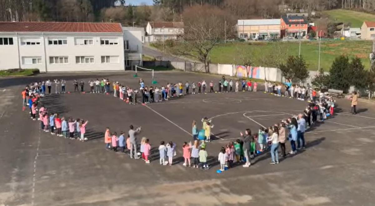 Celebración del Día da Paz en el colegio, CPI, de Viaño Pequeno, Trazo