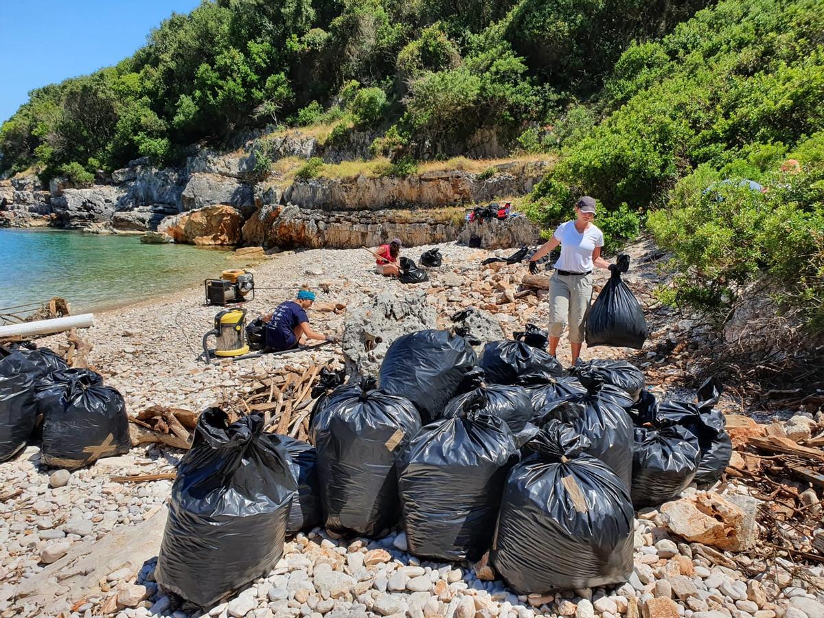 L’illa d’Ulisses, una altra vegada: retiren 76 tones d’escombraries de les seves platges d’Ítaca