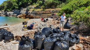 L’illa d’Ulisses, una altra vegada: retiren 76 tones d’escombraries de les seves platges d’Ítaca