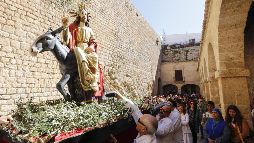 La Semana Santa en Ibiza comienza con lluvia