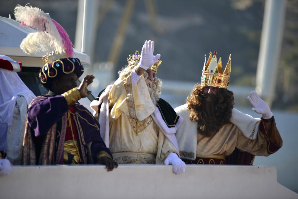 Cientos de niños reciben con emoción la llegada de los Reyes Magos a Cartagena